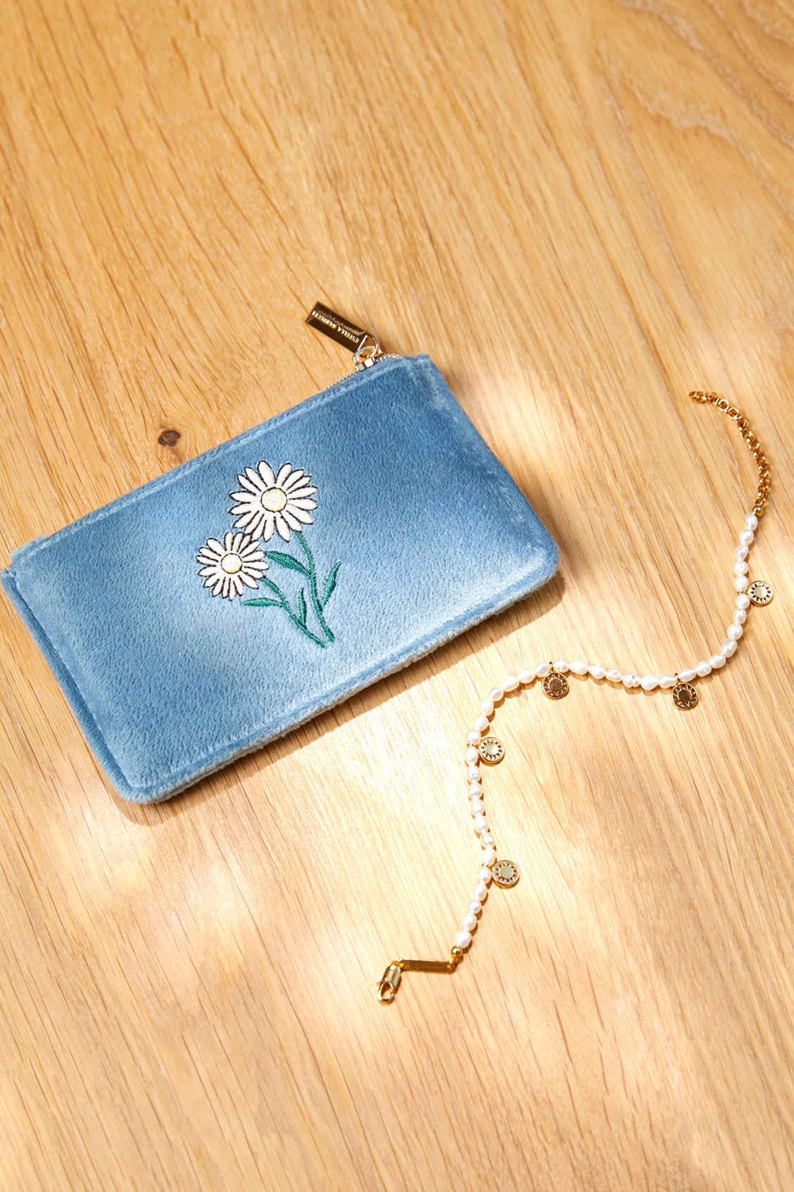 Embroidered Daisy Card Purse